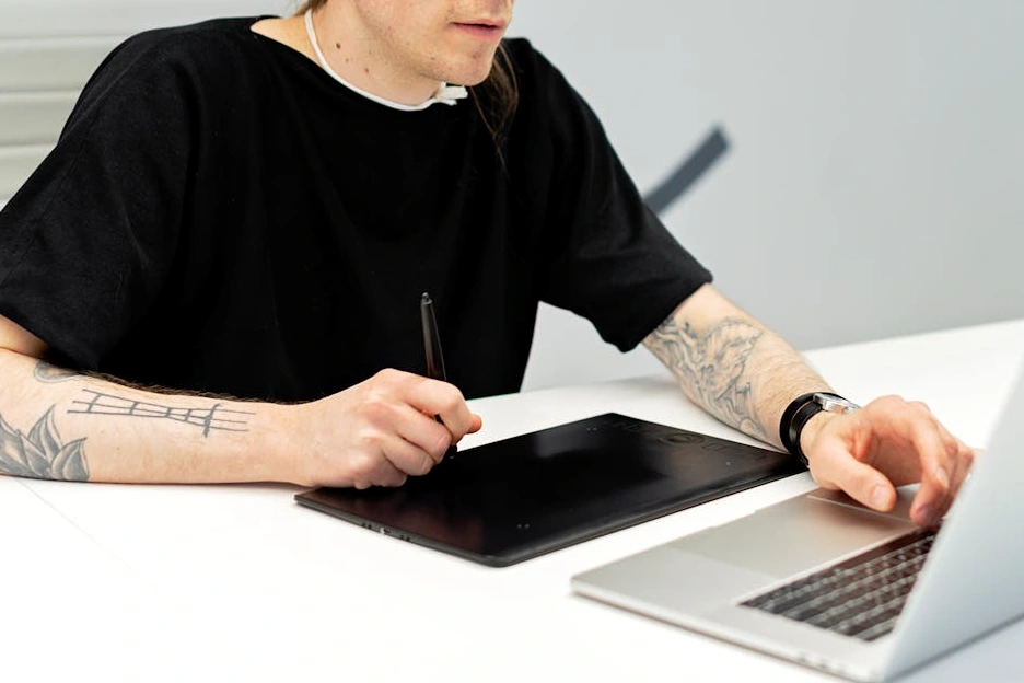 Architetto che disegna un progetto su una lavagna trasparente